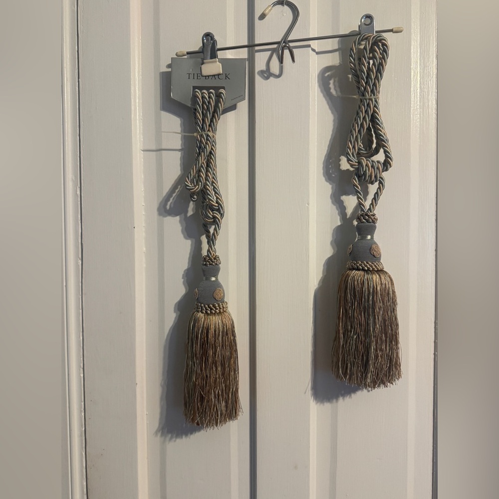 ✨NWT✨ Sophisticated Tassel Tiebacks in Gray and Tan Metallic